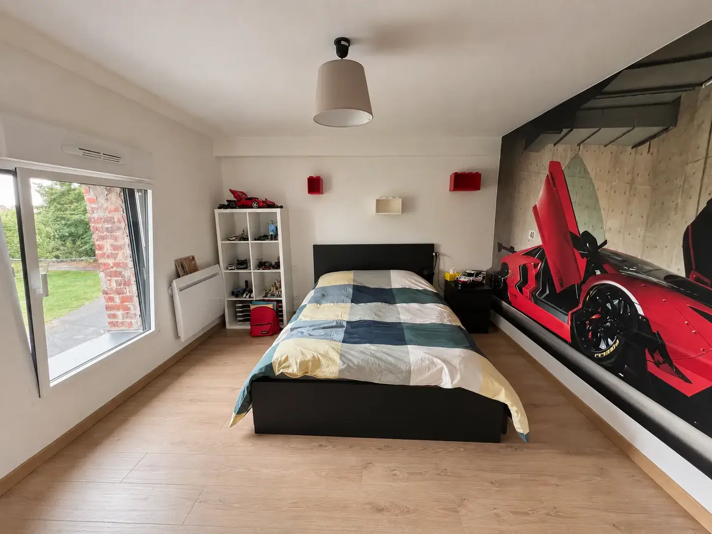 Chambre d'adolescent rénovée avec sol effet bois clair et fresque murale