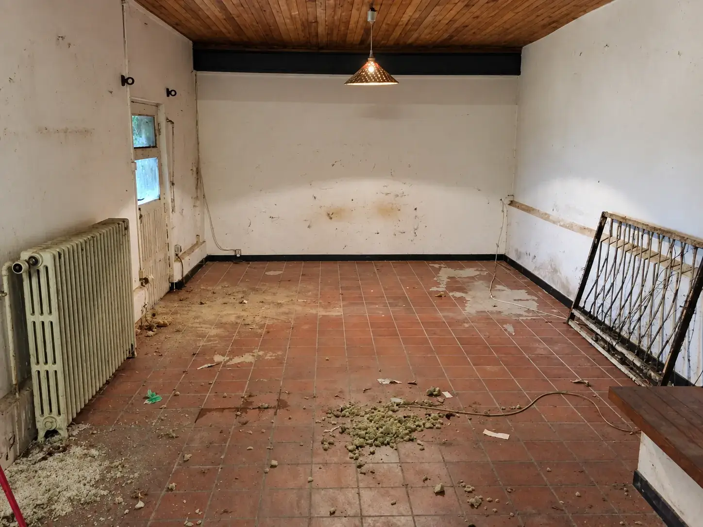 Rénovation d'une chambre d'adolescent avec sol effet bois, avant travaux
