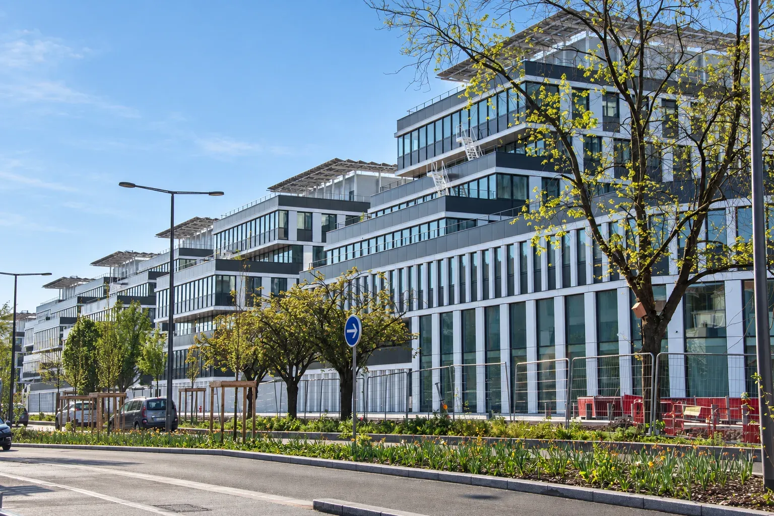 Cité Marianne à Lille, nouvelle préfecture du Nord, bâtiment terminé aux façades vitrées et aux bandeaux gris