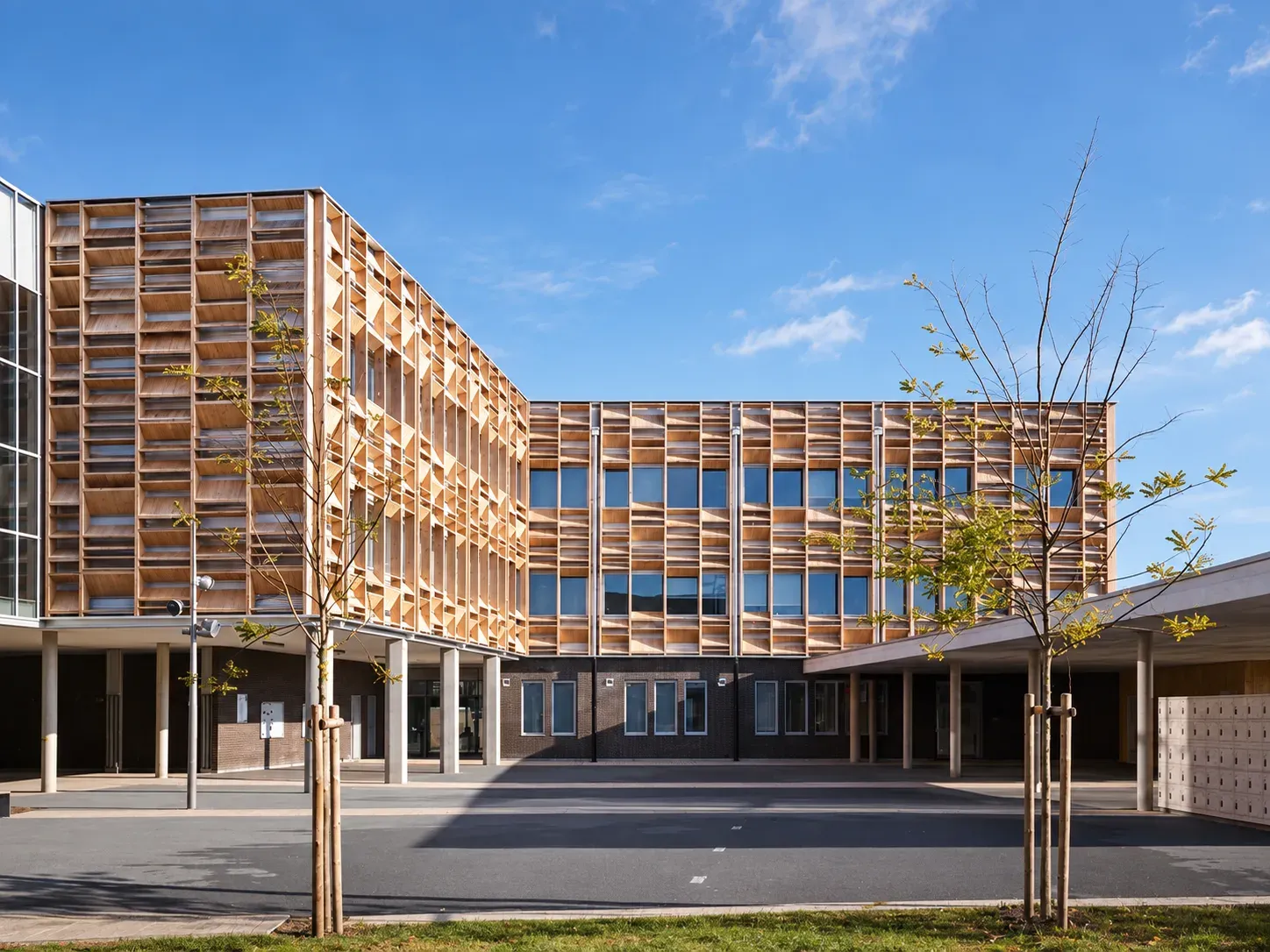 Collège de Nieppe, façade à claire-voie en bois et cour