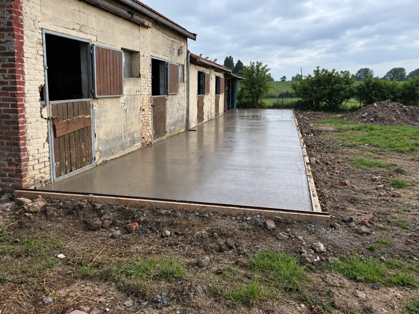 Réalisation d'une dalle béton armé devant une écurie, après travaux