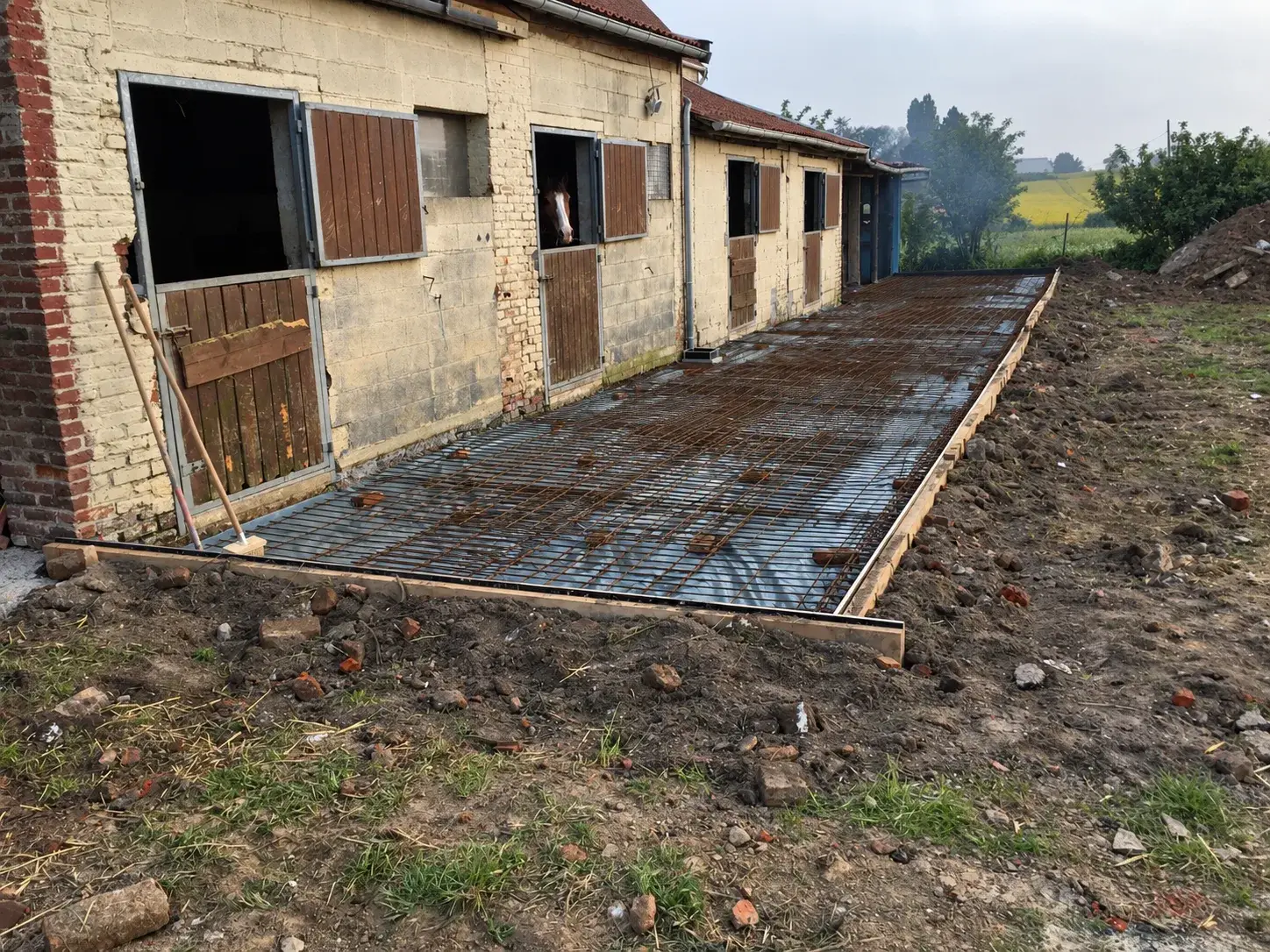 Réalisation d'une dalle béton armé devant une écurie, avant travaux