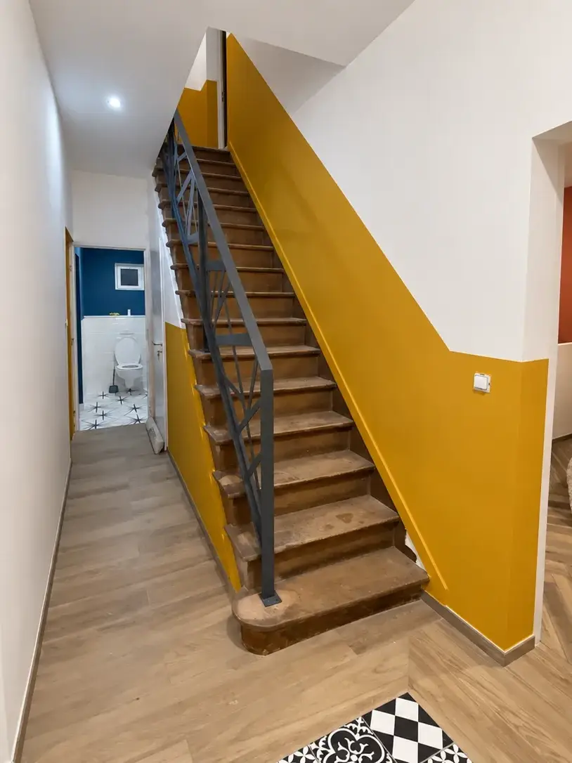 Rénovation d'un escalier bois et de son palier avec garde-corps métallique, après travaux