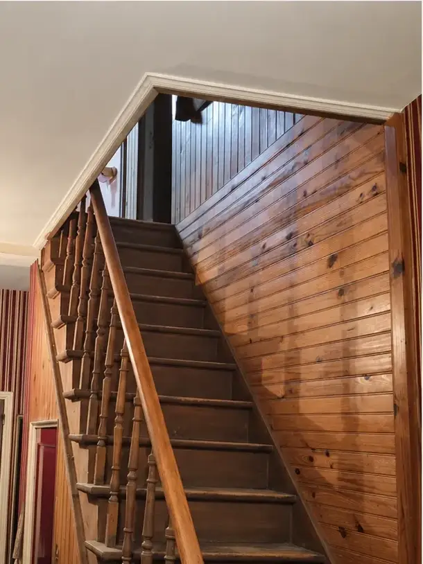 Rénovation d'un escalier bois et de son palier avec garde-corps métallique, avant travaux