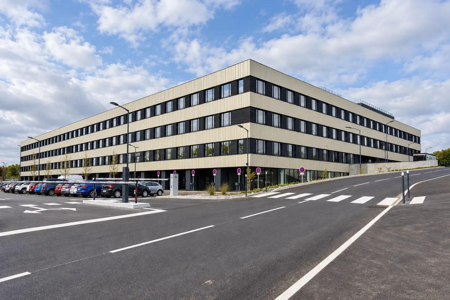 Hôpital Sambre Avesnois à Maubeuge vu depuis le parking, longue façade à bardage clair