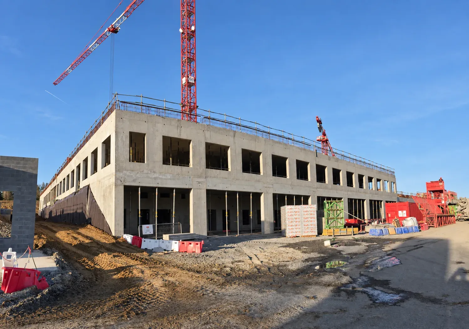 Gros oeuvre en béton du futur hôpital Sambre Avesnois à Maubeuge avec une grue rouge