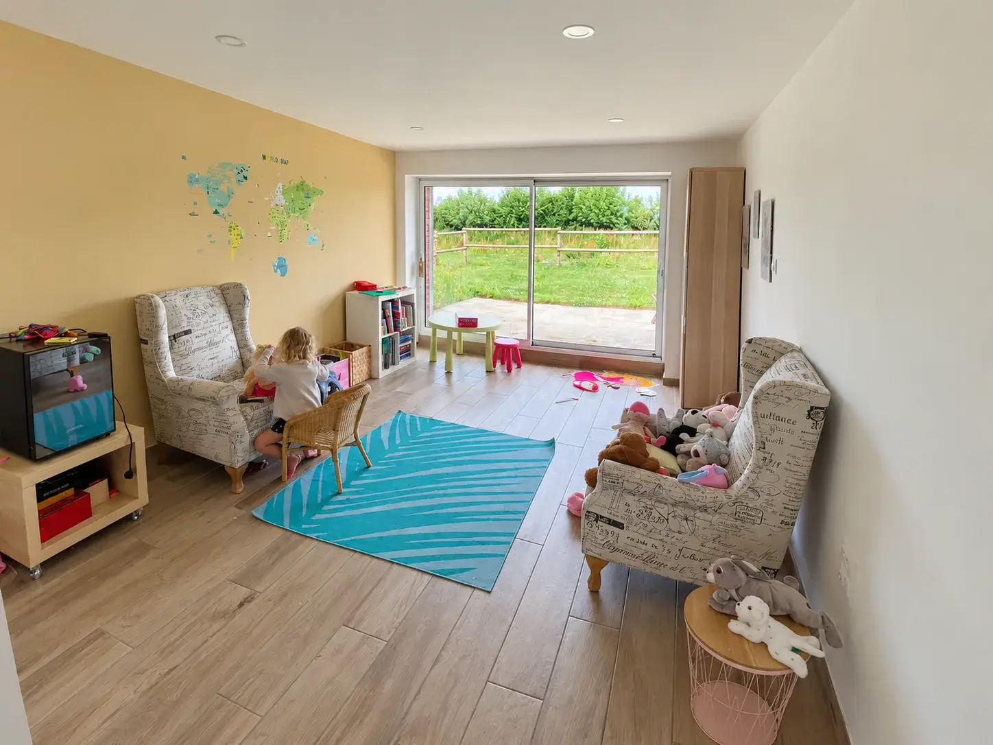 Rénovation d'une pièce de vie avec baie vitrée, après travaux