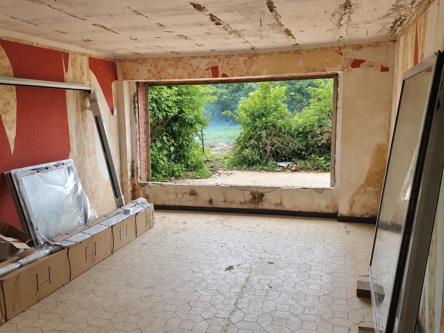 Rénovation d'une pièce de vie avec baie vitrée, avant travaux