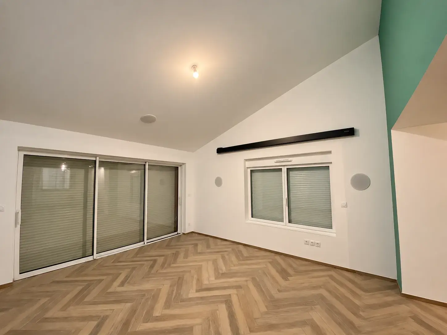 Rénovation d'un salon cinéma avec carrelage effet parquet, après travaux