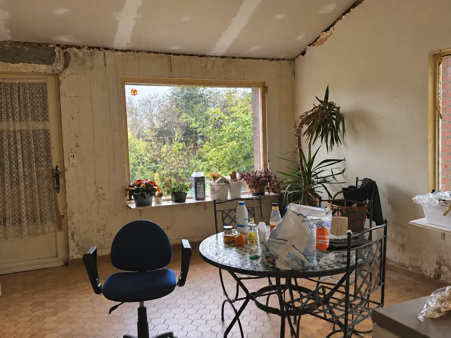 Rénovation d'un salon cinéma avec carrelage effet parquet, avant travaux