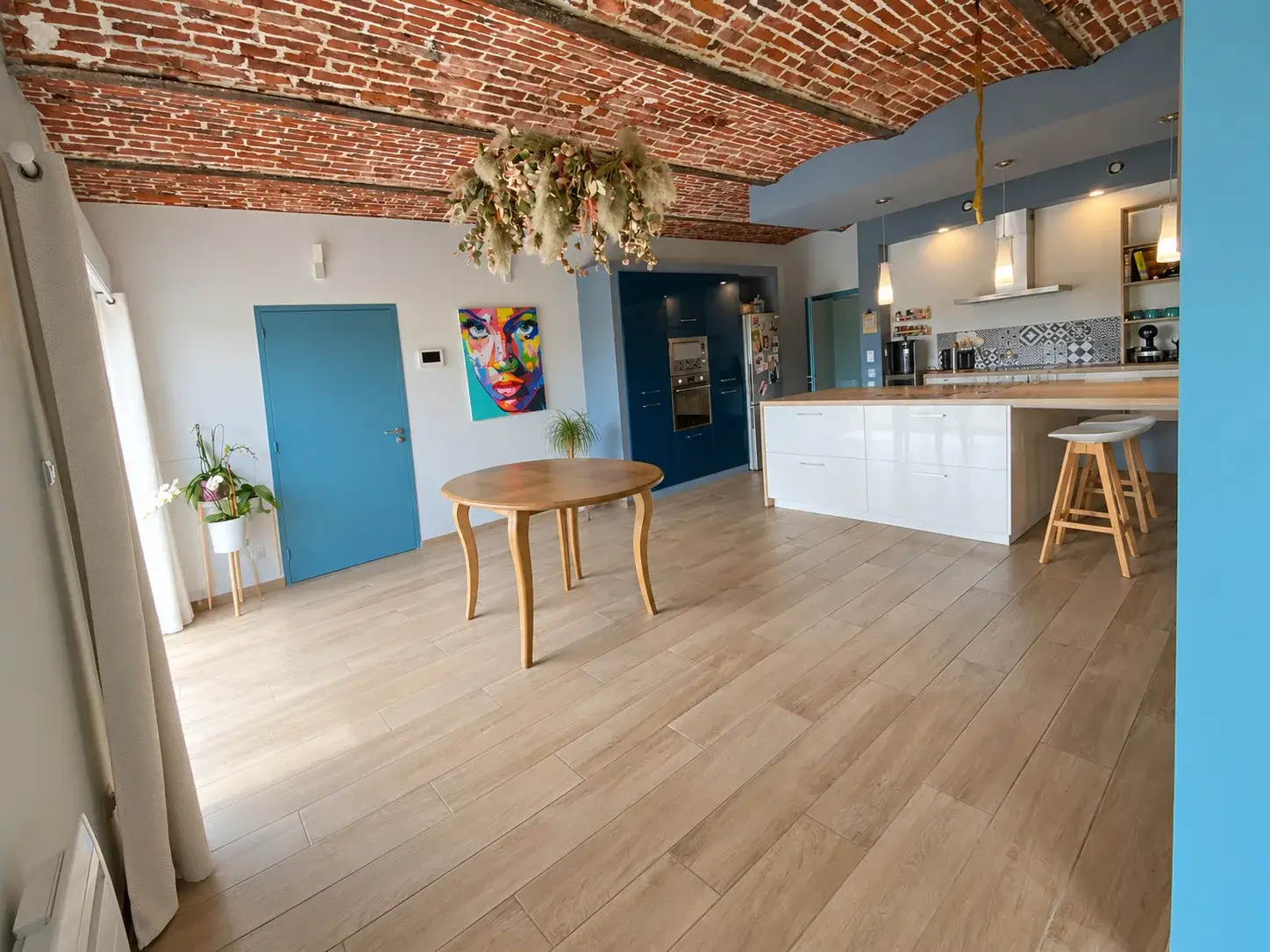 Rénovation d'un séjour avec cuisine ouverte et insert de cheminée, après travaux