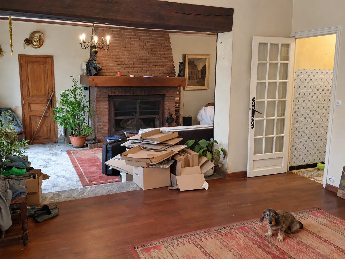 Rénovation d'un séjour avec cuisine ouverte et insert de cheminée, avant travaux