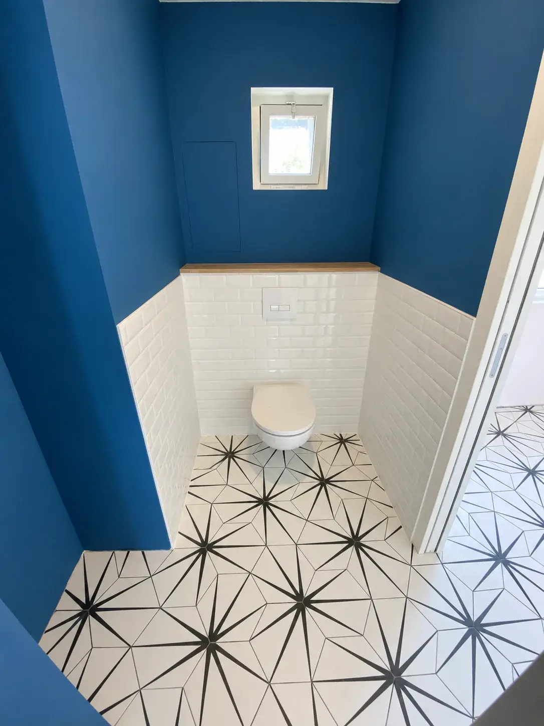 Rénovation de toilettes avec WC suspendu, après travaux