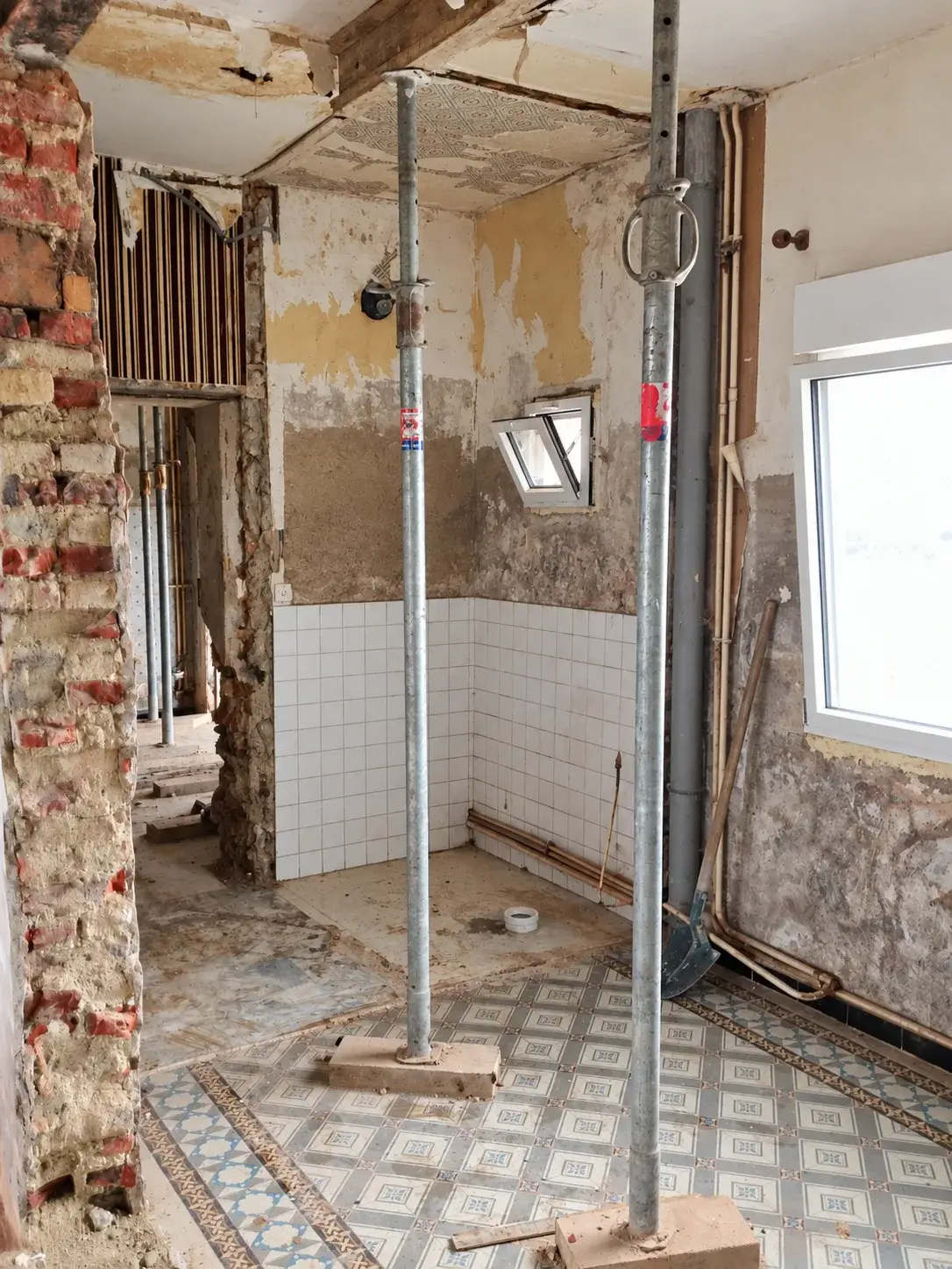 Rénovation de toilettes avec WC suspendu, avant travaux